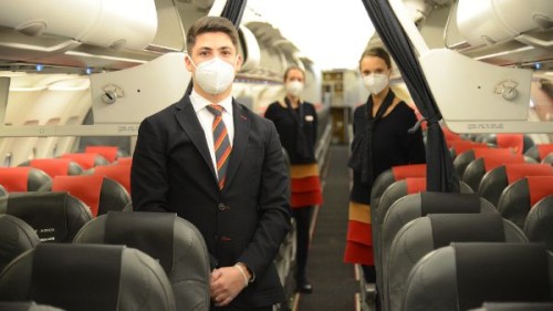 Iberia Express abre una convocatoria de empleo para azafatas y auxiliares de vuelo