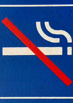El adiós al humo: por qué se dejó de fumar en los aviones