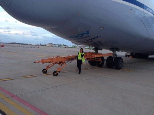 El Antonov 124, avión de carga más grande del mundo aterriza en Gran Canaria.