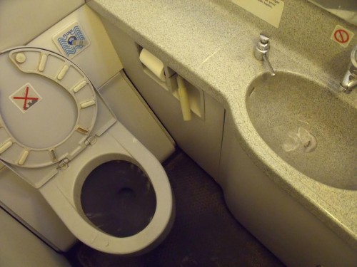 ¿Es cierto que los residuos de los WC de los aviones, son expulsados al vacio en  pleno vuelo?