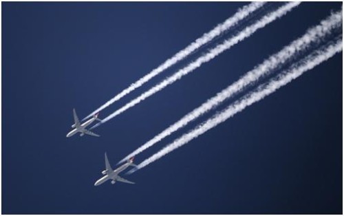 ¿Por qué hay aviones que dejan una estela en el cielo?