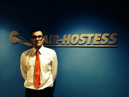 Andrei Cosmin, apasionado de la aviación y actual alumno de Air Hostess en Valencia nos acerca un poco más al mundo al Air Hostess.