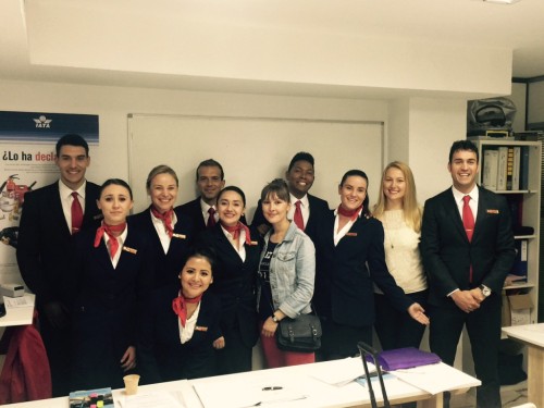 Antiguas alumnas trabajando en Vueling y Air Europa, visitan Air Hostess.