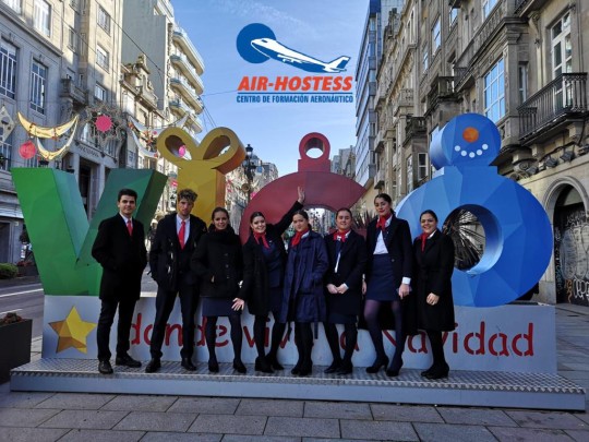Alumnos de Air Hostess visitan el famoso alumbrado navideño de Vigo