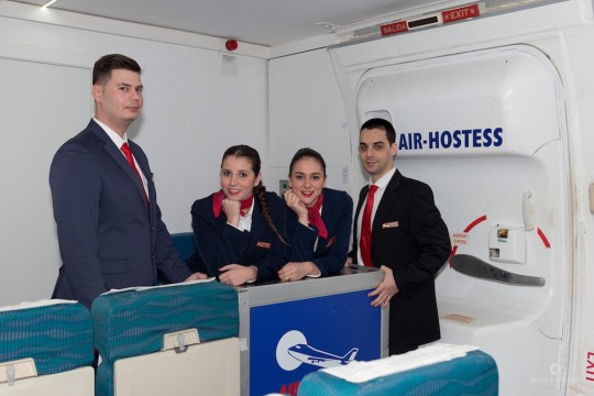 Air-Hostess Coruña dispone dentro de sus instalaciones de un simulador de cabina de pasaje homologado por la AESA