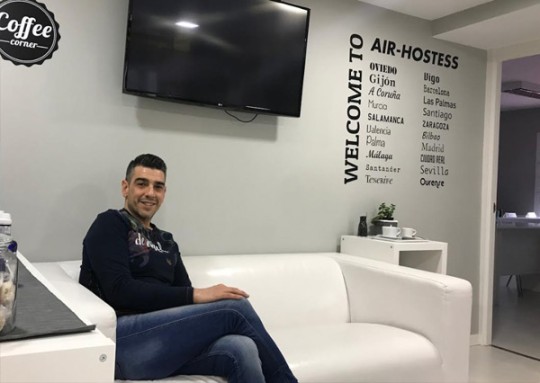Visita de Miguel Solana ex alumno de Air-Hostess y sobre-cargo de la compañía Volotea.